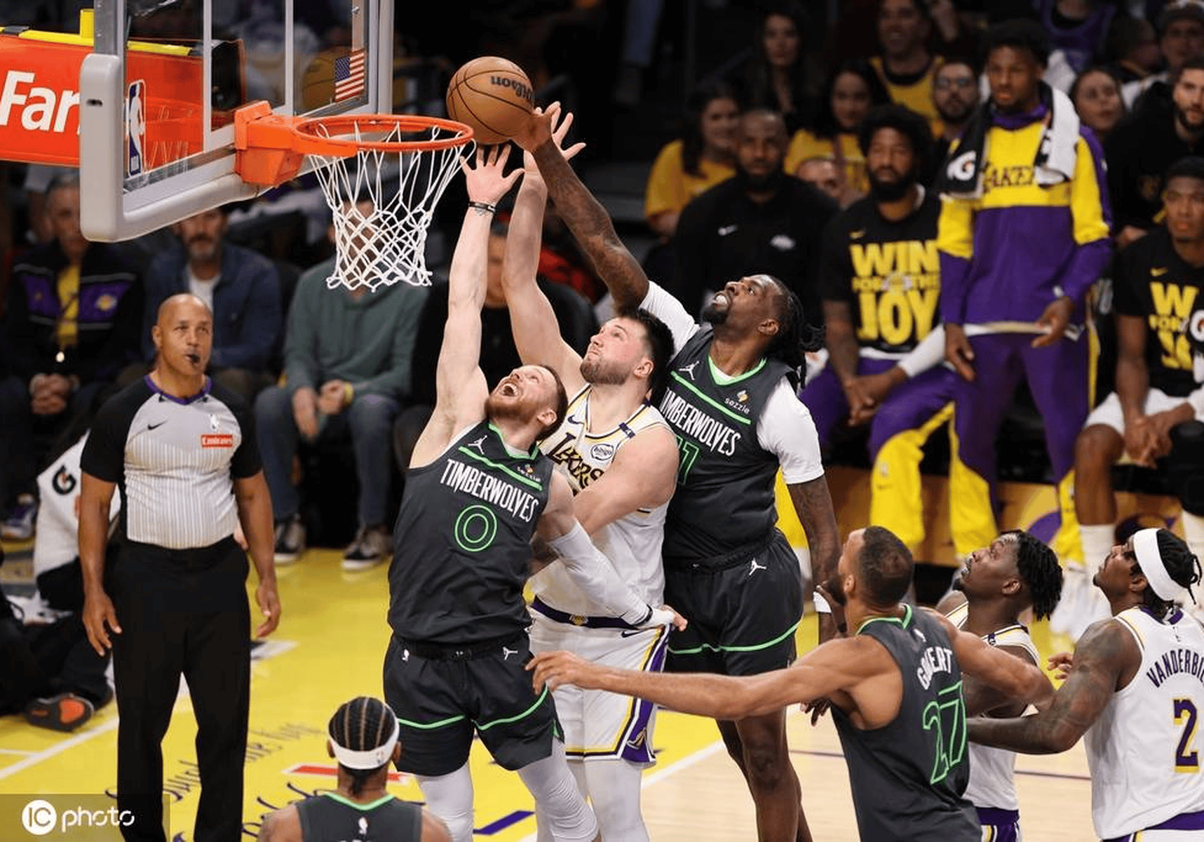 爆冷!篮球强队意外出局震惊全场 爆冷!篮球强队意外出局震惊全场