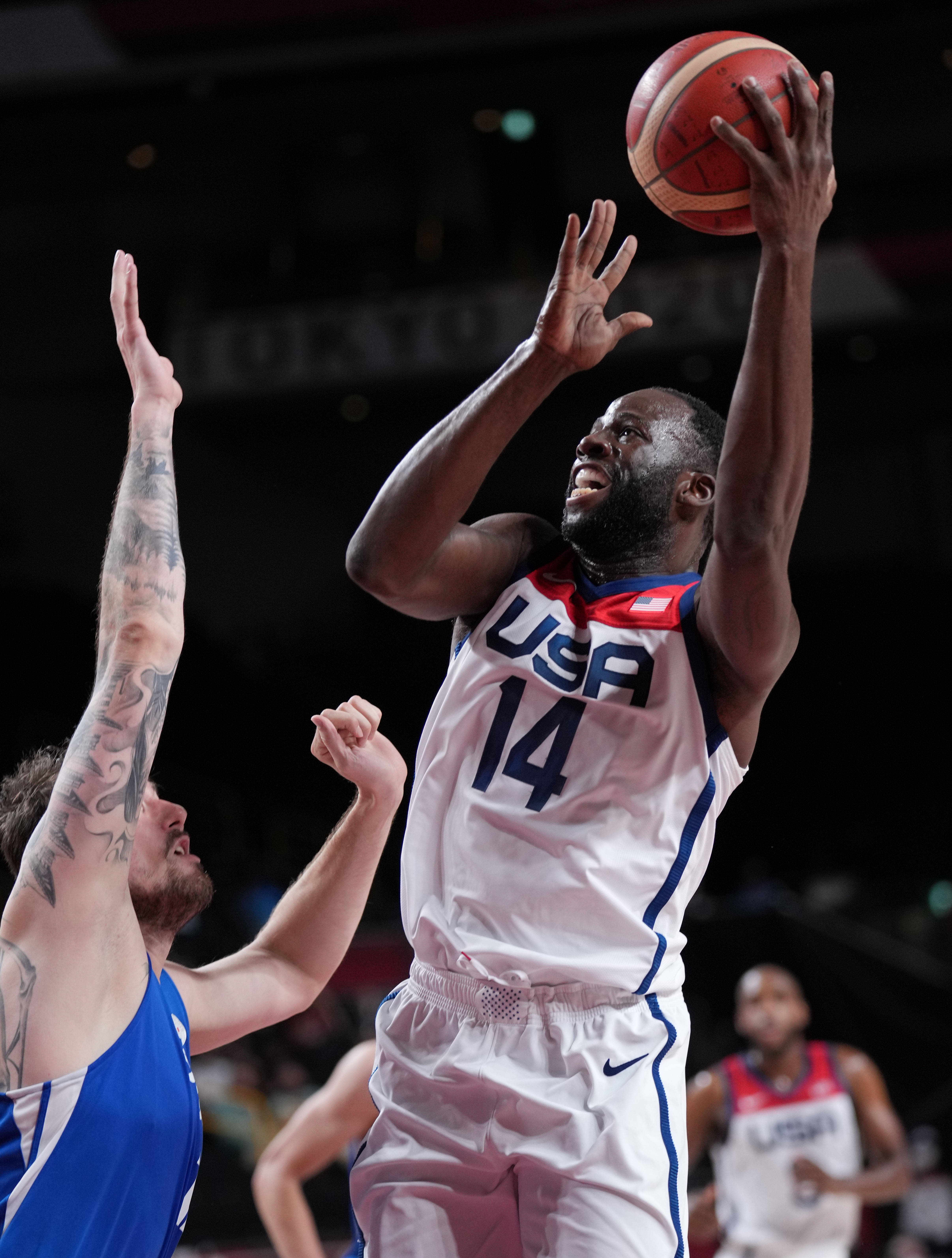 篮球球员突破自我，表现堪称完美