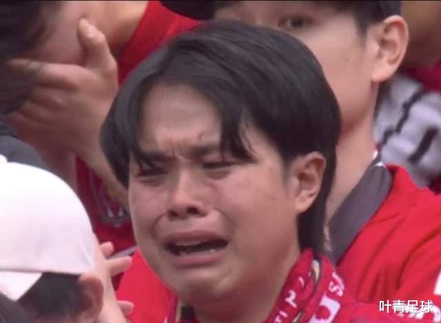 世界杯传奇谢幕，球迷泪洒赛场