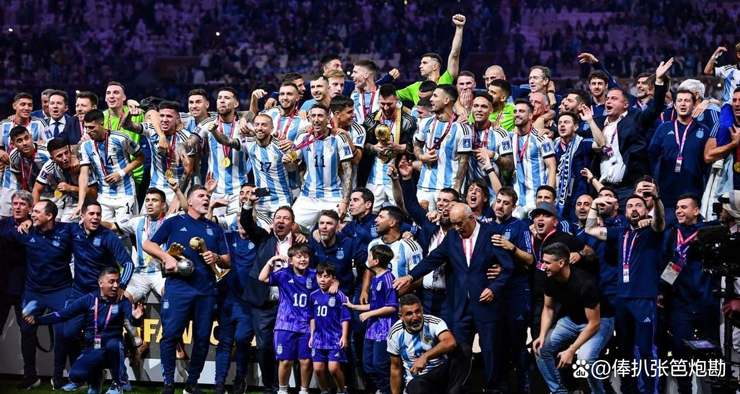 世界杯传奇谢幕，球迷泪洒赛场