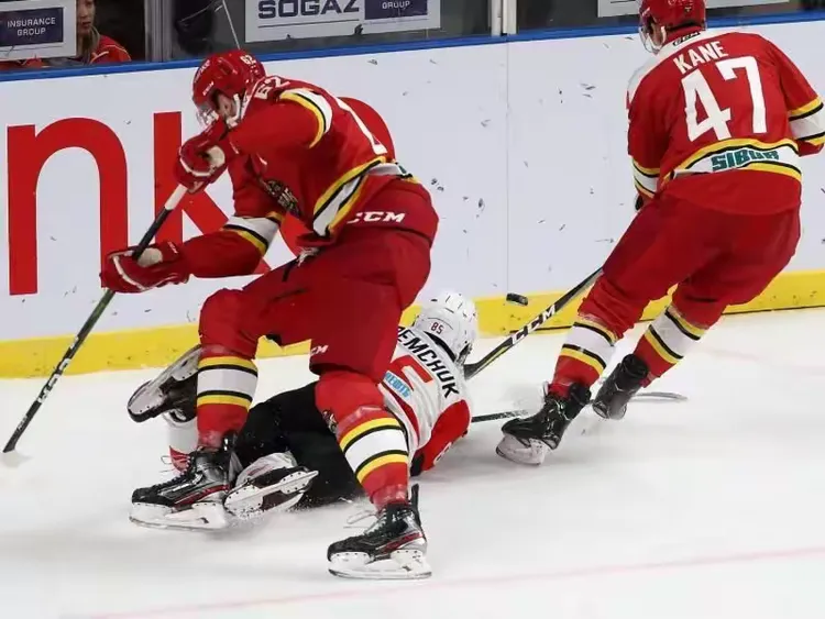 最新战报：冰球豪取连胜，冠军在望的简单介绍